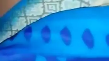 Horny Desi XXX bitch gets her pussy fingered by her neighbour MMS